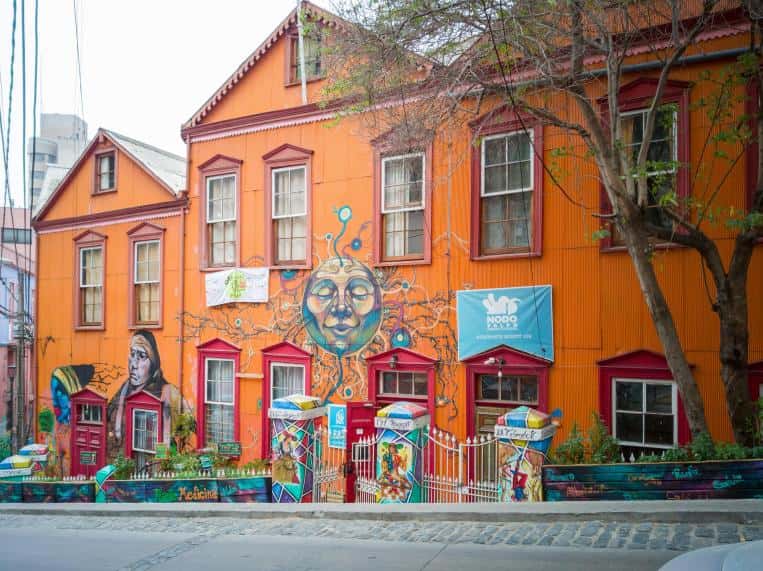 Escena de arte callejero en Valparaíso